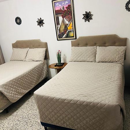 Hostal Los Volcanes Guatemala City Exterior foto